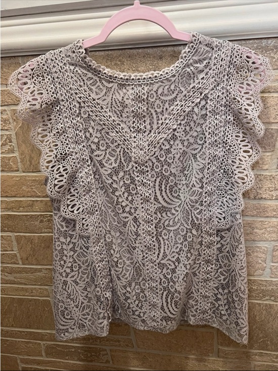 Cable & Gauge Tops - Cable & Gauge brand lace-lined top featuring delicate trimmed sleeves. Size L